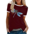 Détail de l'imprimé libellule bleue sur un t-shirt bordeaux avec bordures blanches - S / Bordeaux