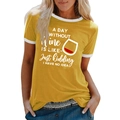 Dettaglio di una t-shirt ringer gialla con grafica di vino e slogan umoristico - S / Giallo
