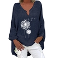 Detail der marineblauen V-Ausschnitt Leinenbluse mit Löwenzahndruck und Saumform - S / Marineblau