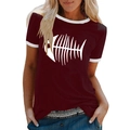 Détail du t-shirt ringer bordeaux avec imprimé arête de poisson et col contrasté - S / Bordeaux