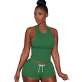 Dettaglio di canotta a coste verde scuro e pantaloncini con coulisse su modella in studio - Verde