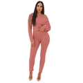 Detalle de punto trenzado en el conjunto elástico de suéter con hombros descubiertos y pantalón - S / Rosa