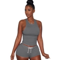 Dettaglio del set sportivo grigio in cotone con coulisse a contrasto sugli shorts - grigio scuro