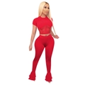 Detail des roten Zweiteilers mit Mesh-Einsatz am Crop-Top und Schlaghose mit hoher Taille - S / Rot