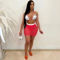 Detailansicht des glitzernden roten Netz-Sarongs und des silbernen Pailletten-Bikini-Sets - S / Rot