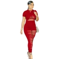 Detail van rode nauwsluitende maxi-jurk met trendy horizontale uitsparingen en korte mouwen - S / Rood