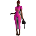 Nahaufnahme des abstrakten Body-Prints in Pink auf einem eng anliegenden Midikleid mit Kurzarm - S / Rosenrot