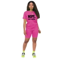 Dettaglio del completo sportivo rosa due pezzi con stampa NOPE. not today sulla maglietta - Taglia S / Rosso rosa