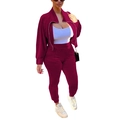 Detail eines weinroten Trainingsanzugs mit Stehkragenjacke und schmaler Jogginghose - S / Burgunderrot
