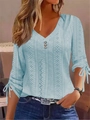 Detalle del cuello en V con botones y patrones calados en la blusa azul claro liso - S / Tops / Azul