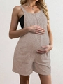 Dettaglio della tuta premaman in maglia a coste color albicocca con spalline larghe - Taglia S / Tute intere / Kaki