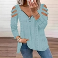 Detalle del top de punto azul claro con cuello en V de cremallera y hombros calados - S / Tops / Azul