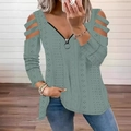 Detalle de los hombros descubiertos y bordado calado en la camiseta de manga larga con cuello en V - S / Tops / Verde