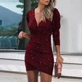 Abito corto attillato bordeaux con scollo a V, maniche lunghe e paillettes brillanti - Borgogna