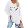 Dettaglio maglietta bianca a maniche lunghe scollo a V con stampa a cuore leopardo e farfalle - Taglia S / Bianco