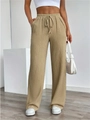 Detailopname van de getextureerde beige stof en verstelbare tailleband met koord - S / Khaki