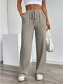 Detail van een taupe broek met wijde pijpen, textuurstof en trekkoord in de tailleband - 3XL / Grijs abrikoos