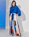 Dettaglio del top in raso blu reale con maniche a pipistrello e pantaloni larghi a righe - S / Top Blu + Pantaloni a Gamba Larga Stampati