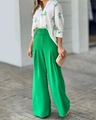Detalle de pantalones verdes de talle alto y pierna ancha con camisa blanca floral - S / Camisa floral blanca y pantalones verdes
