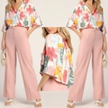 Completo donna con camicia floreale e pantaloni rosa a vita alta mostrato in varie viste - S / Stampa Rosa