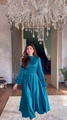 Detail van elegante pauwblauwe satijnen jurk met geplooide lantaarnmouwen en een hoge nek - S / Teal