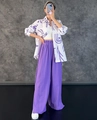Détail du pantalon violet à taille haute avec chemise blanche imprimée en ensemble - Style Floral Violet (1137)