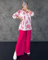 Vue détaillée du pantalon rose à taille haute et jambes larges avec fente latérale chic - Style Floral Rouge Rose (1137)