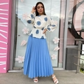 Dames geplooide rokset met wit geborduurde top en een helderblauwe midi-rok - S / Blauw Geplooide Set