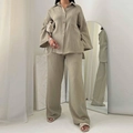 Dames tweedelige set met overhemd en wijde broek in licht olijfgroen van mousseline stof - M / Bonengroen