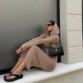 Robe longue à capuche ajustée kaki au style urbain minimaliste avec des accessoires - S / Kaki