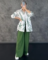Completo due pezzi da donna con camicia stampata bianca e pantaloni larghi verde scuro - M / Stile Floreale Verde (1137)