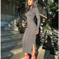 Vestido ajustado de punto gris oscuro con manga larga, abertura alta y cuello alto - S / Gris