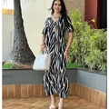 Elegantes Damen Maxikleid mit Zebra-Print, V-Ausschnitt, Kurzarm und seitlichem Schlitz - S / Schwarzweiß-Druck