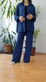 Detalle del conjunto de dos piezas azul marino con camisa holgada y pantalón ancho - S / Azul