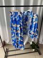 Dames set van twee stuks met bloemenprint blouse en bijpassende broek met wijde pijpen - S / Blauw