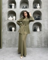 Dettaglio elegante cardigan peplum verde oliva con gonna lunga fluida coordinata set - Verde Erba (B109)