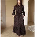 Elegante abito marrone con motivo monogramma, maniche lunghe e vita con coulisse - S / Stampa Monogramma Marrone Scuro