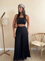 Detail einer hoch taillierten Plissee-Hose mit weitem Bein und kurzem Top im schwarzen Set - S / Schwarz