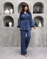 Detailansicht des dunkelblauen Damen-Satin-Zweiteilers mit Bindegürtel-Bluse und weiter Hose - S / Blau