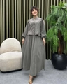Detailweergave van een groene tweedelige rokset met ruchesblouse en lange rok - M / Grijs