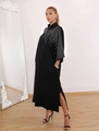 Dettaglio dell'elegante abito lungo nero con decorazioni in strass e spacco laterale - S / Nero