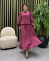 Details van een elegante oudroze tweedelige set met ruffelkraag en lantaarnmouwen - M / Rozerood