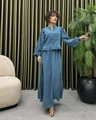 Detail van de ruffelkraag en knooptextuur van deze elegante blauwe tweedelige set - M / Blauw