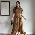 Elegante satijnen jurk in karamel met bladprint, pofmouwen en een getailleerde taille - S / Bruin