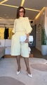 Détail d'un ensemble haut à manches chauve-souris jaune clair et short plissé - Jaune