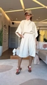 Vue détaillée de l'ensemble beige avec haut à manches chauve-souris et short taille haute - Blanc Cassé