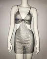 Detail von silbernem Strass-Fischnetz-Kleid mit seitlichen Cut-outs und Metallgewebe - Einheitsgröße / Schwarz