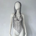 Dettaglio del top a rete nero con strass e copricapo con cappuccio coordinato - S / Nero