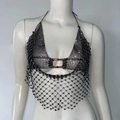 Dettaglio del sexy top nero a rete con strass scintillanti e fibbia color ambra - S / Nero