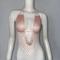 Dettaglio della catena per il corpo con perline rosa e frange per festival musicali - S / Rosa Chiaro